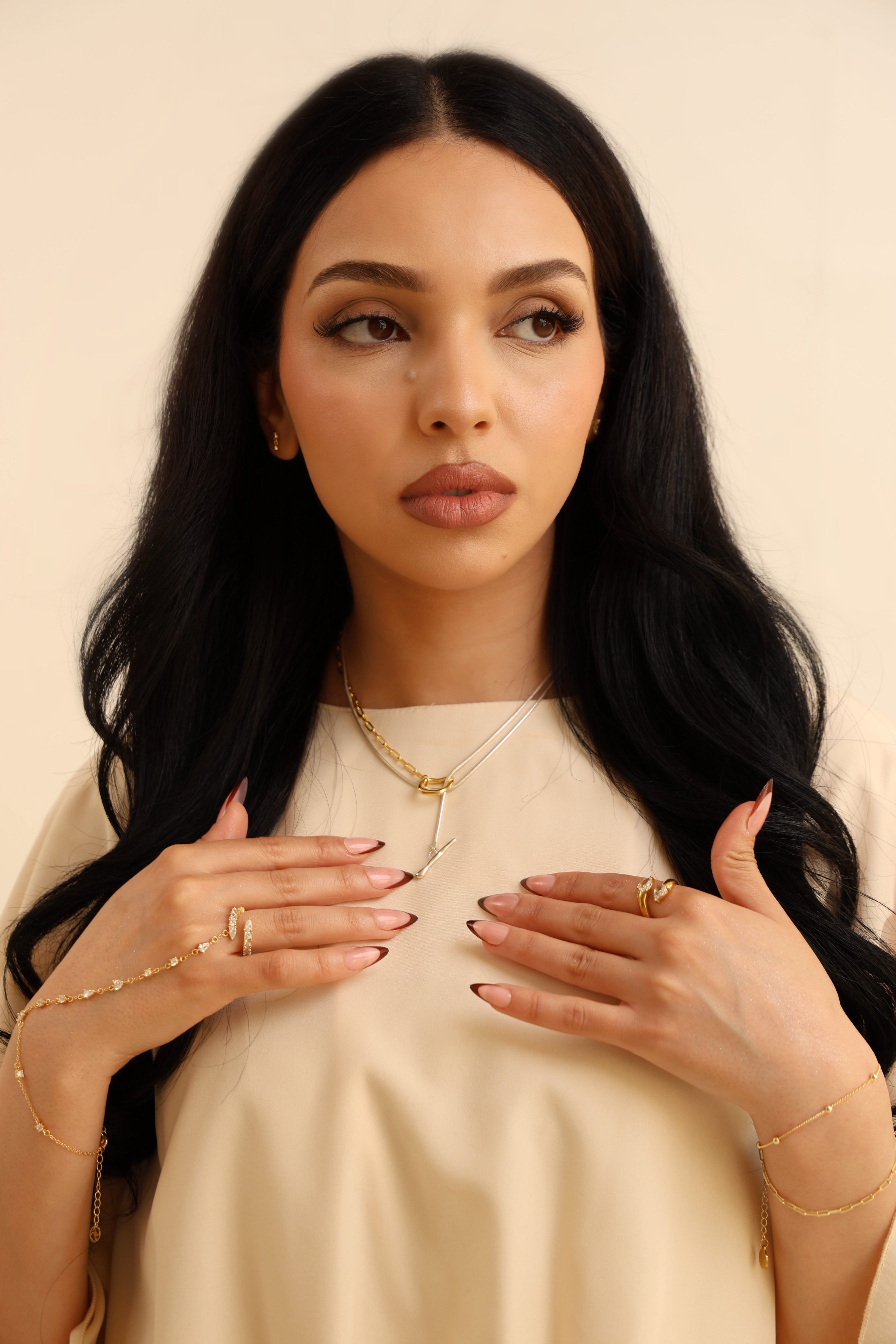 Amoura Hand Chain
